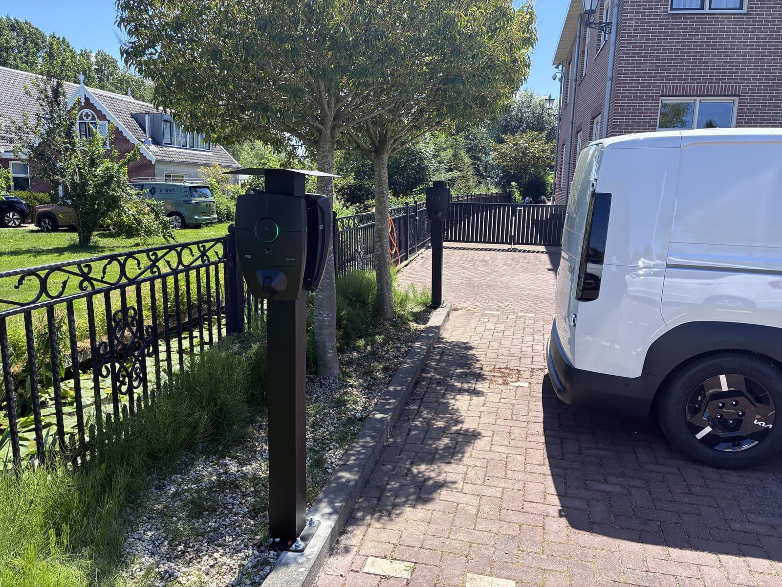 Twee laadpalen op een parkeerplaats, geïnstalleerd door Grow Green Energy