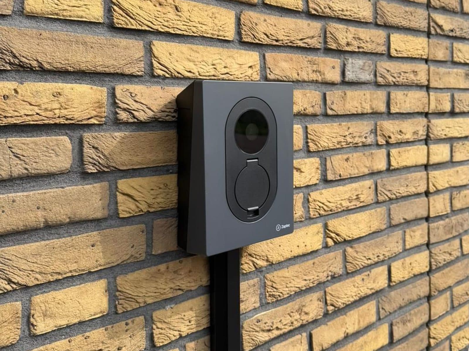Zaptec-laadpaal aan de gevel van een woonhuis, geïnstalleerd door Grow Green Energy