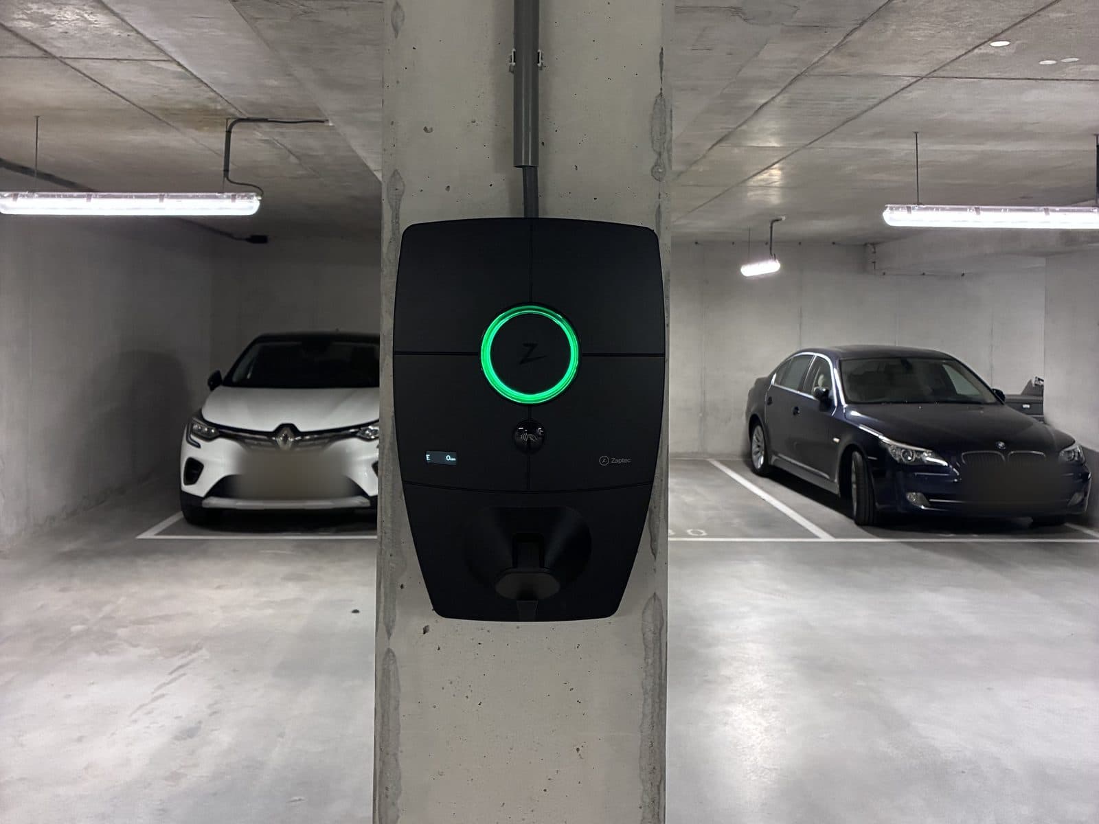 Laadpunt op een kolom in een ondergrondse parkeergarage van een VvE, geïnstalleerd door Grow Green Energy