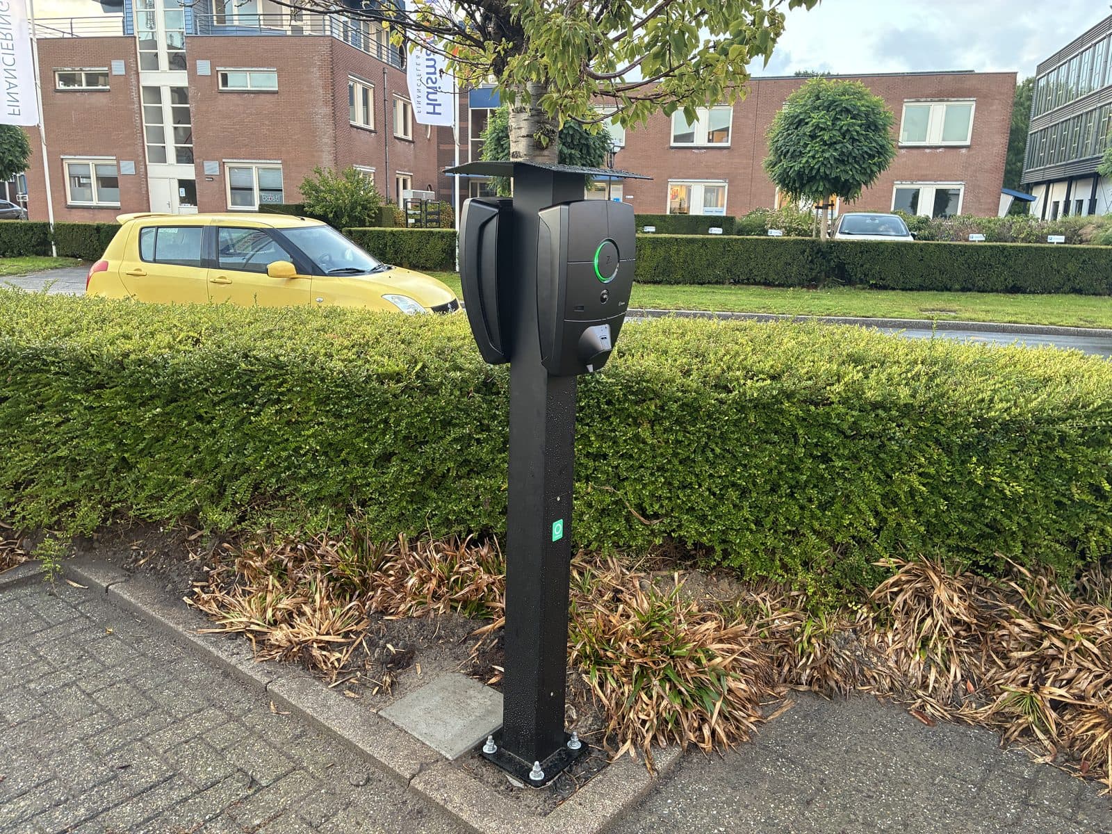 Twee laadpalen op een bedrijfsterrein, geïnstalleerd door Grow Green Energy
