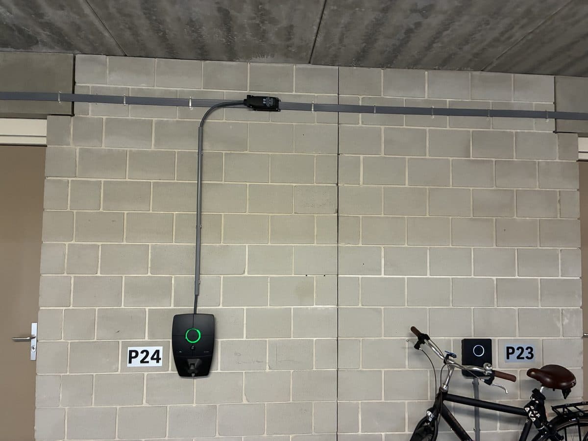Twee laadpunten in een parkeergarage, elk bij een genummerd parkeervak
