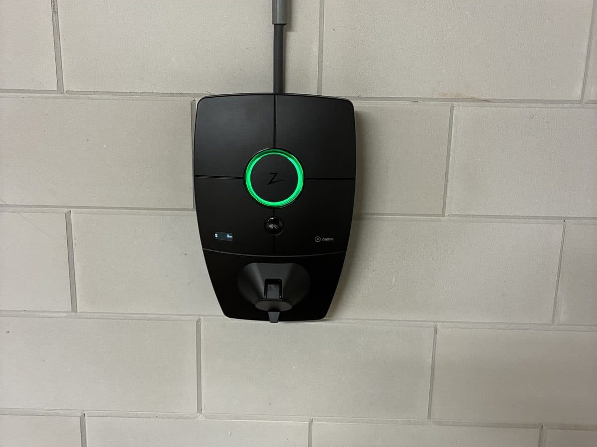 Zaptec-laadpaal op een lichte muur, klaar voor gebruik